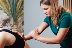Czym różni się terapia manualna od masażu klasycznego?